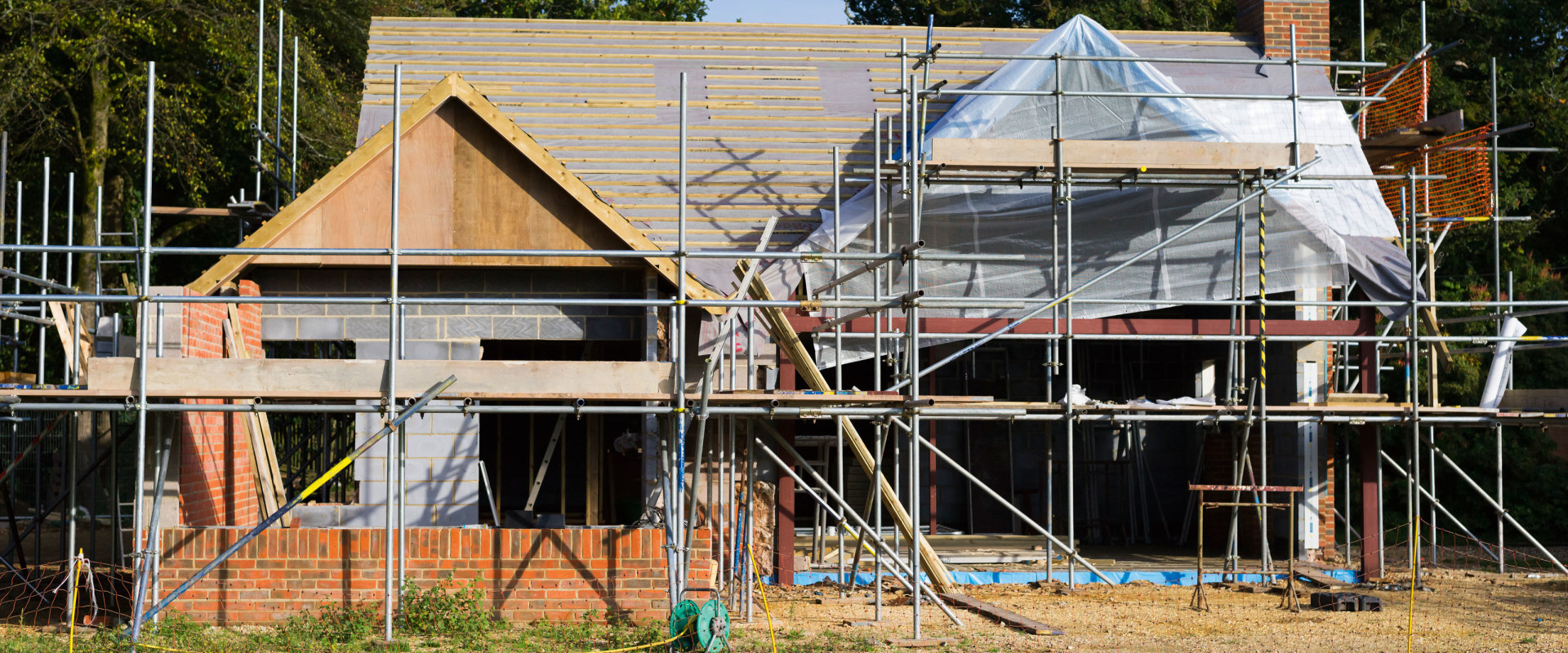 Is it cheaper to build buy or renovate a house?